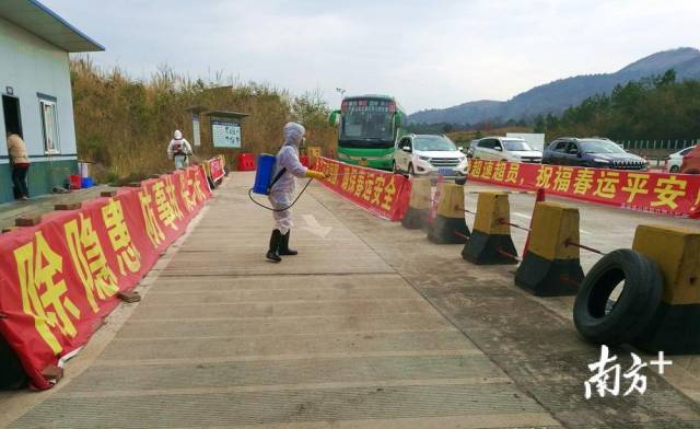 對(duì)省交界鳳頭嶺檢測(cè)點(diǎn)進(jìn)行消毒。