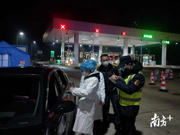 醫(yī)務、交警等人員在防控點24小時值守。