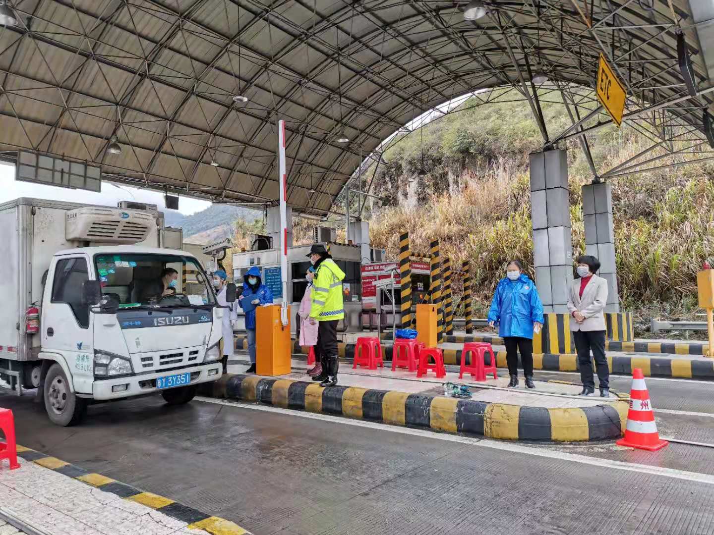 水足塘檢查站：值守人員對(duì)過往車輛、人員進(jìn)行排查