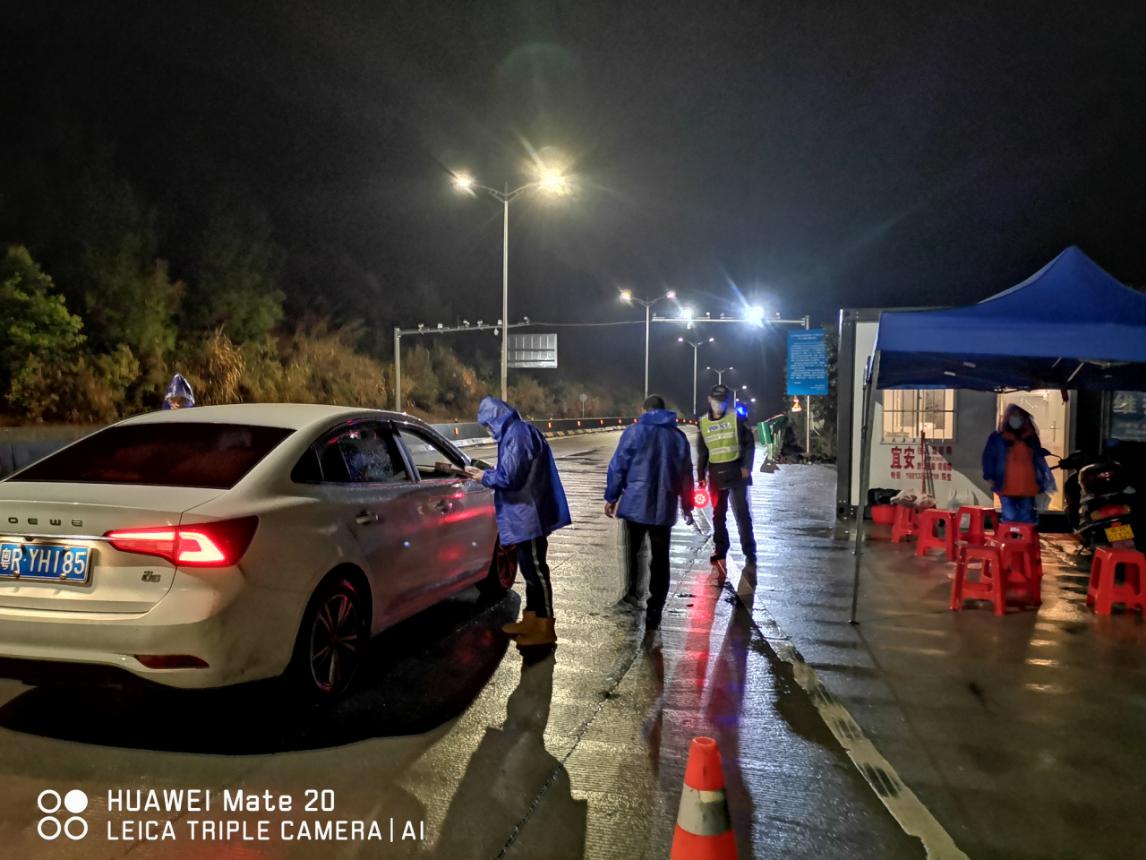 值守人員對(duì)過往車輛、人員進(jìn)行排查