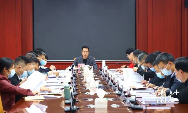 連州市委書記潘正煥主持召開市委常委會(huì)（擴(kuò)大）會(huì)議，傳達(dá)學(xué)習(xí)貫徹習(xí)近平總書記在黨的十九屆六中全會(huì)上的重要講話和全會(huì)精神。黃迪 攝