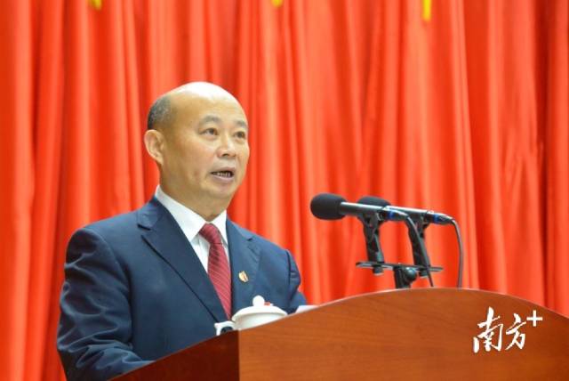 市政協(xié)黨組成員、副主席陳儀寧向大會報告五年來提案工作情況。張曉欣 攝