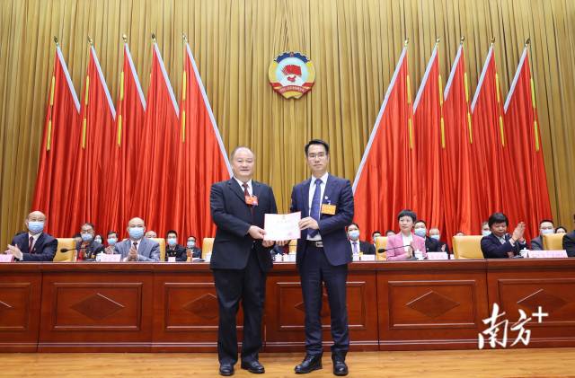 連州市委書記潘正煥為邵富育頒發(fā)當選證書。黃津 攝