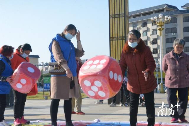 交通安全飛行棋游戲區(qū)。張曉欣 攝