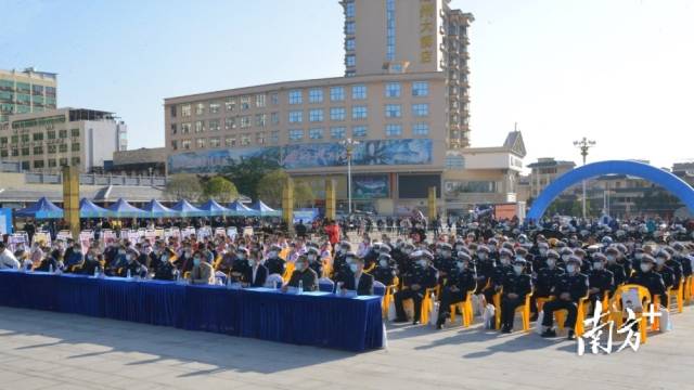 相關(guān)政府機(jī)關(guān)單位、行業(yè)代表、師生代表、市民群眾等參加活動(dòng)。張曉欣 攝