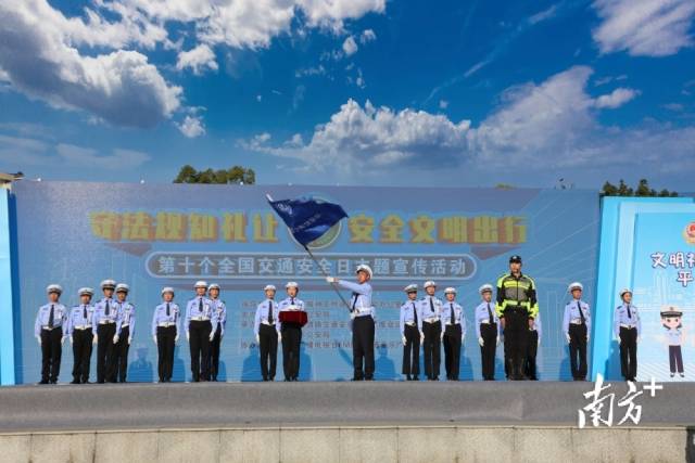 少年交警隊(duì)授旗儀式。廖劍鋒 攝