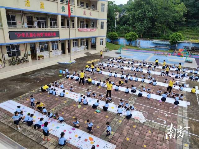 九陂鎮(zhèn)中心幼兒園開展“少年兒童心向黨”主題繪畫大賽。