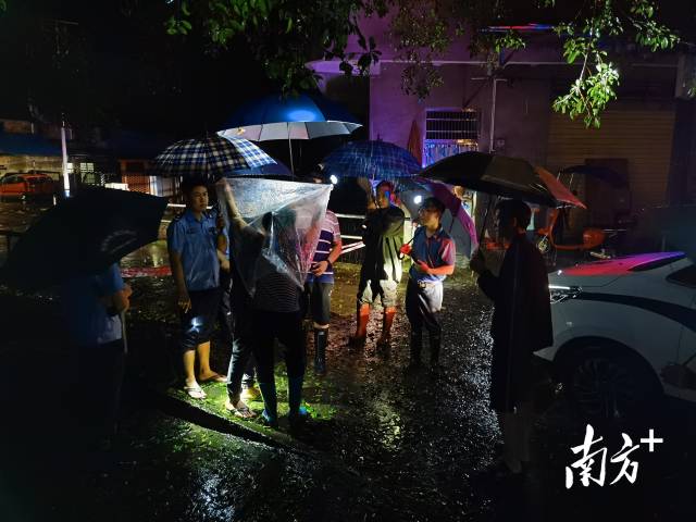 22日凌晨5時(shí)，轉(zhuǎn)移受困群眾。