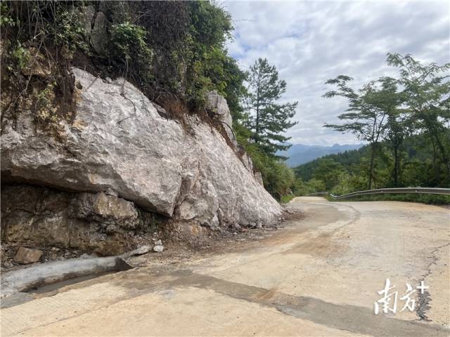 山石被清理后，道路此處的視野變得很是開闊。