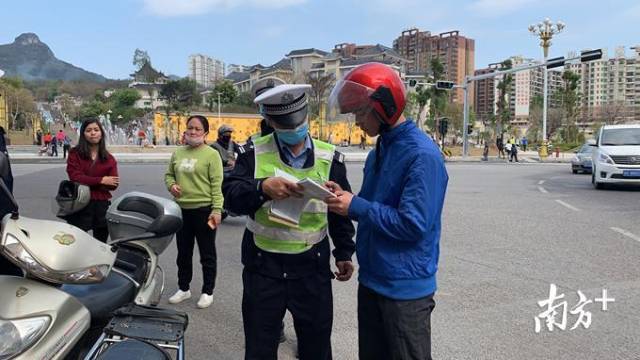 1日，連州交警上路展開(kāi)專項(xiàng)整治。