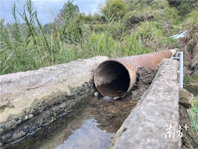 連接兩岸的跨河水渠。