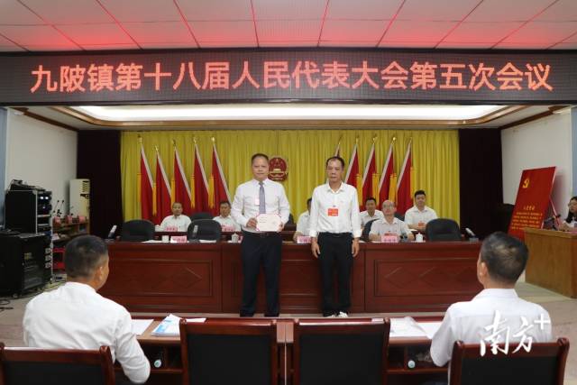 黃成志（右）向鄭劍鋒（左）頒發(fā)證書。