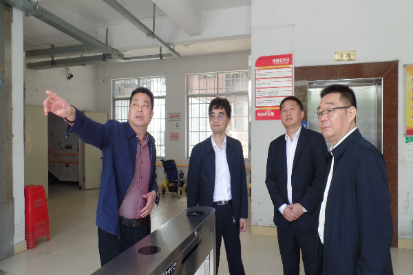 圖為2023年11月28日連州市殘聯(lián)向廣東省殘聯(lián)黨組書記、理事長陳學(xué)軍（右二）介紹連州市殘疾人服務(wù)設(shè)施情況.JPG