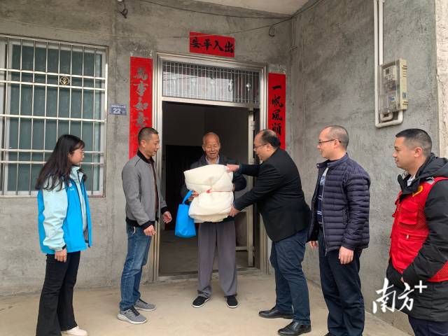 給困難群眾送御寒物資。