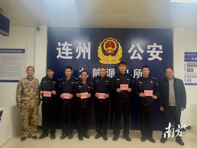 在九陂派出所慰問退役軍人。