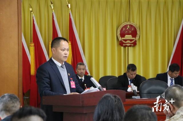 鄭劍鋒向大會作九陂鎮(zhèn)人民政府工作報告。