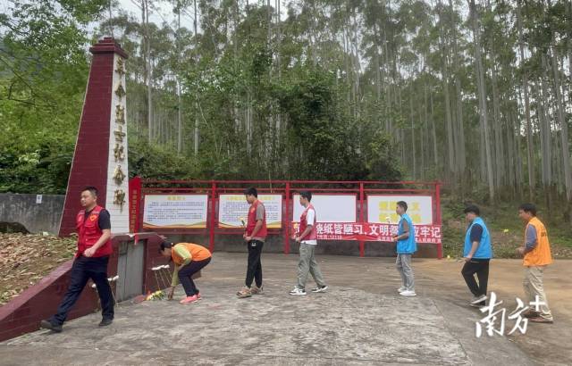 敬獻(xiàn)鮮花。
