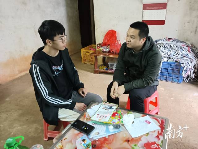 上門指導(dǎo)兵役登記。